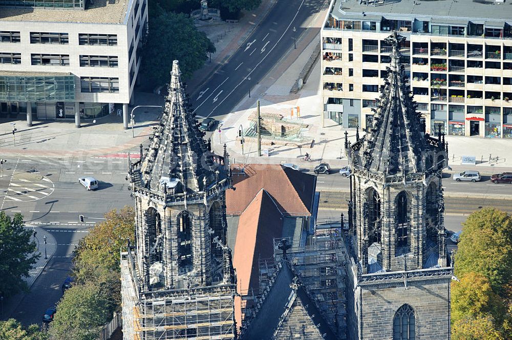 Magdeburg from above - Blick auf den Dom zu Magdeburg St. Mauritius und Katharina. Der Magdeburger Dom ist das älteste gotische Bauwerk auf deutschem Boden, die ehemalige Kathedrale des Erzbistums Magdeburg und zugleich Wahrzeichen der Stadt. View of the Cathedral of Magdeburg St. Mauritius and Catherine. The Magdeburg Cathedral is the oldest Gothic building on German soil, the former cathedral of the Archbishopric of Magdeburg and at the same time city landmark.