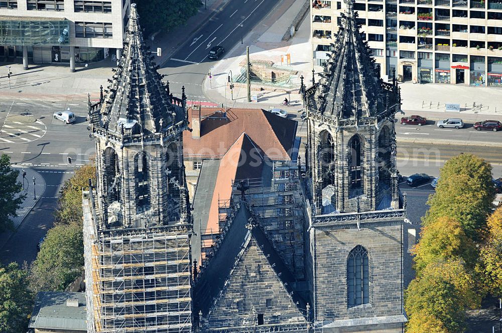 Magdeburg from the bird's eye view: Blick auf den Dom zu Magdeburg St. Mauritius und Katharina. Der Magdeburger Dom ist das älteste gotische Bauwerk auf deutschem Boden, die ehemalige Kathedrale des Erzbistums Magdeburg und zugleich Wahrzeichen der Stadt. View of the Cathedral of Magdeburg St. Mauritius and Catherine. The Magdeburg Cathedral is the oldest Gothic building on German soil, the former cathedral of the Archbishopric of Magdeburg and at the same time city landmark.