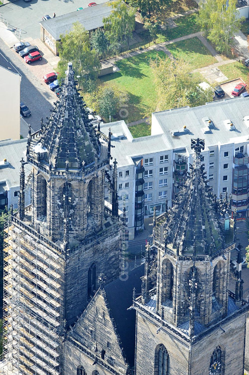 Aerial image Magdeburg - Blick auf den Dom zu Magdeburg St. Mauritius und Katharina. Der Magdeburger Dom ist das älteste gotische Bauwerk auf deutschem Boden, die ehemalige Kathedrale des Erzbistums Magdeburg und zugleich Wahrzeichen der Stadt. View of the Cathedral of Magdeburg St. Mauritius and Catherine. The Magdeburg Cathedral is the oldest Gothic building on German soil, the former cathedral of the Archbishopric of Magdeburg and at the same time city landmark.