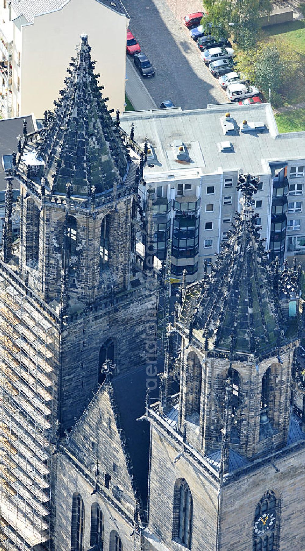 Aerial photograph Magdeburg - Blick auf den Dom zu Magdeburg St. Mauritius und Katharina. Der Magdeburger Dom ist das älteste gotische Bauwerk auf deutschem Boden, die ehemalige Kathedrale des Erzbistums Magdeburg und zugleich Wahrzeichen der Stadt. View of the Cathedral of Magdeburg St. Mauritius and Catherine. The Magdeburg Cathedral is the oldest Gothic building on German soil, the former cathedral of the Archbishopric of Magdeburg and at the same time city landmark.