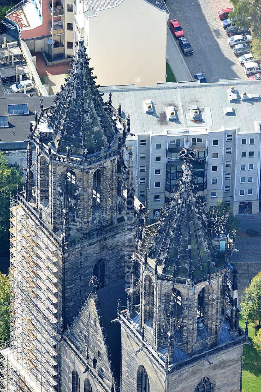 Magdeburg from above - Blick auf den Dom zu Magdeburg St. Mauritius und Katharina. Der Magdeburger Dom ist das älteste gotische Bauwerk auf deutschem Boden, die ehemalige Kathedrale des Erzbistums Magdeburg und zugleich Wahrzeichen der Stadt. View of the Cathedral of Magdeburg St. Mauritius and Catherine. The Magdeburg Cathedral is the oldest Gothic building on German soil, the former cathedral of the Archbishopric of Magdeburg and at the same time city landmark.