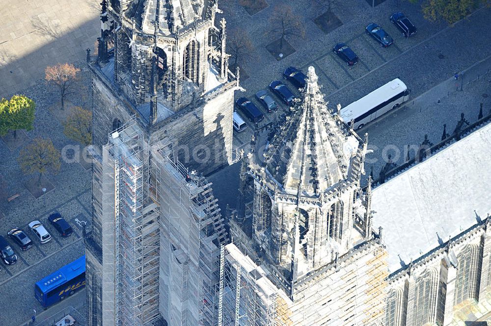 Aerial image Magdeburg - Blick auf den Dom zu Magdeburg St. Mauritius und Katharina. Der Magdeburger Dom ist das älteste gotische Bauwerk auf deutschem Boden, die ehemalige Kathedrale des Erzbistums Magdeburg und zugleich Wahrzeichen der Stadt. View of the Cathedral of Magdeburg St. Mauritius and Catherine. The Magdeburg Cathedral is the oldest Gothic building on German soil, the former cathedral of the Archbishopric of Magdeburg and at the same time city landmark.