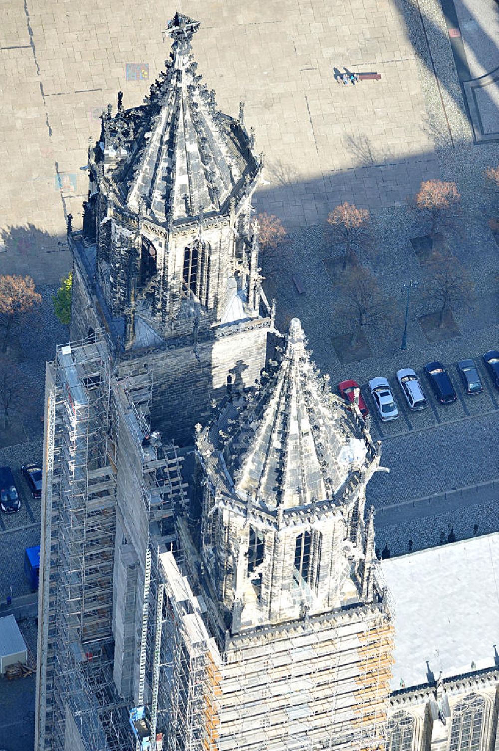 Aerial photograph Magdeburg - Blick auf den Dom zu Magdeburg St. Mauritius und Katharina. Der Magdeburger Dom ist das älteste gotische Bauwerk auf deutschem Boden, die ehemalige Kathedrale des Erzbistums Magdeburg und zugleich Wahrzeichen der Stadt. View of the Cathedral of Magdeburg St. Mauritius and Catherine. The Magdeburg Cathedral is the oldest Gothic building on German soil, the former cathedral of the Archbishopric of Magdeburg and at the same time city landmark.