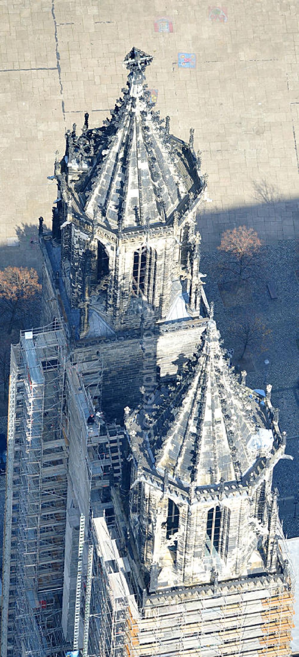 Magdeburg from above - Blick auf den Dom zu Magdeburg St. Mauritius und Katharina. Der Magdeburger Dom ist das älteste gotische Bauwerk auf deutschem Boden, die ehemalige Kathedrale des Erzbistums Magdeburg und zugleich Wahrzeichen der Stadt. View of the Cathedral of Magdeburg St. Mauritius and Catherine. The Magdeburg Cathedral is the oldest Gothic building on German soil, the former cathedral of the Archbishopric of Magdeburg and at the same time city landmark.