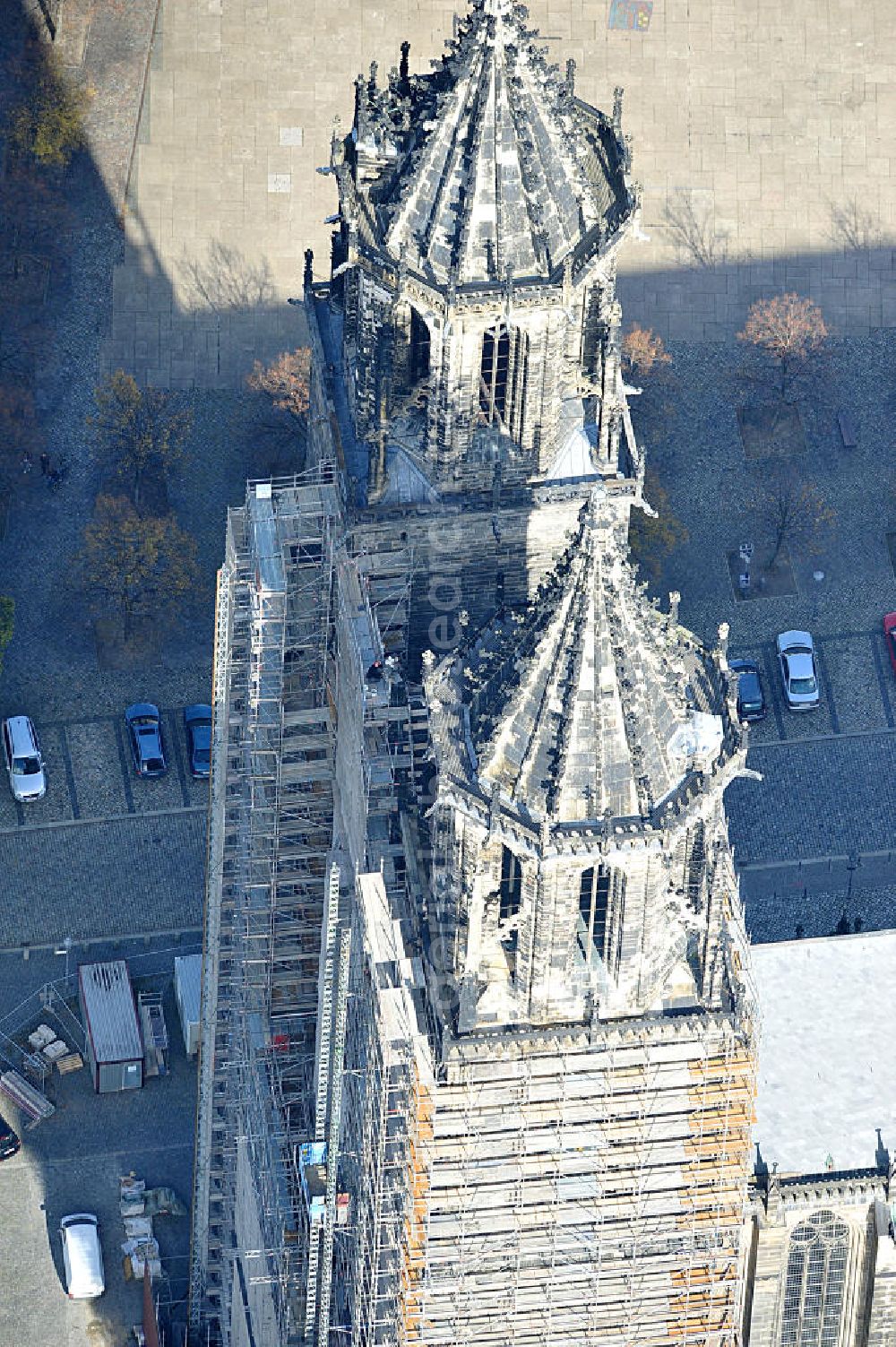 Magdeburg from the bird's eye view: Blick auf den Dom zu Magdeburg St. Mauritius und Katharina. Der Magdeburger Dom ist das älteste gotische Bauwerk auf deutschem Boden, die ehemalige Kathedrale des Erzbistums Magdeburg und zugleich Wahrzeichen der Stadt. View of the Cathedral of Magdeburg St. Mauritius and Catherine. The Magdeburg Cathedral is the oldest Gothic building on German soil, the former cathedral of the Archbishopric of Magdeburg and at the same time city landmark.