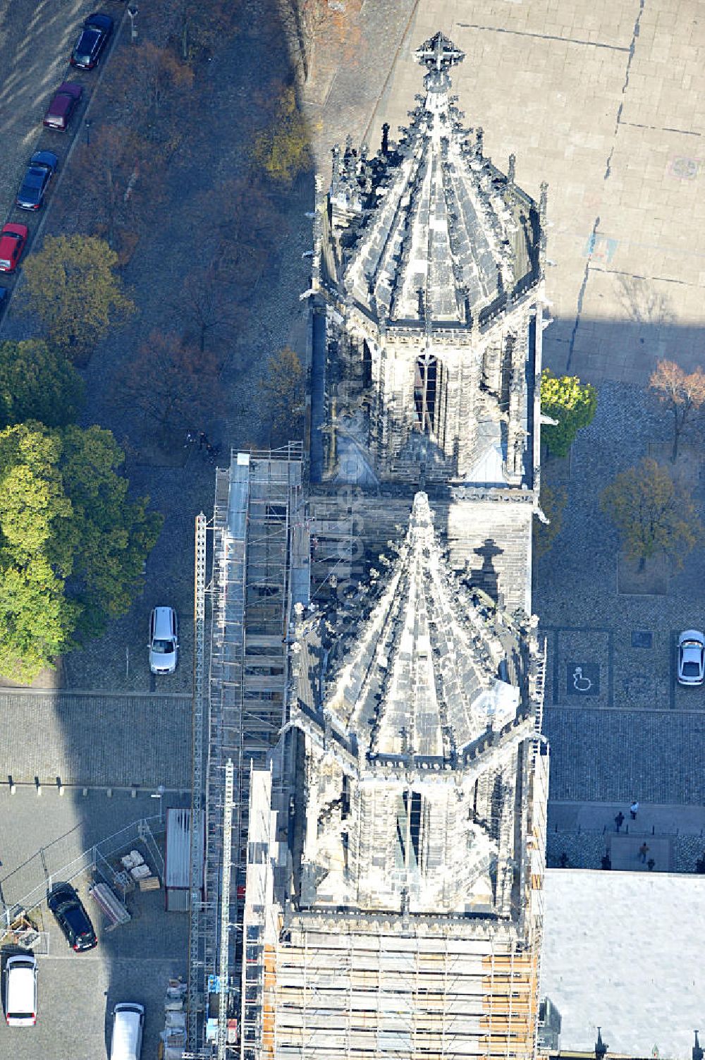 Aerial image Magdeburg - Blick auf den Dom zu Magdeburg St. Mauritius und Katharina. Der Magdeburger Dom ist das älteste gotische Bauwerk auf deutschem Boden, die ehemalige Kathedrale des Erzbistums Magdeburg und zugleich Wahrzeichen der Stadt. View of the Cathedral of Magdeburg St. Mauritius and Catherine. The Magdeburg Cathedral is the oldest Gothic building on German soil, the former cathedral of the Archbishopric of Magdeburg and at the same time city landmark.