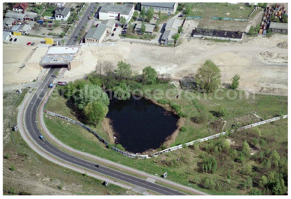 Aerial image Berlin-Altglienicke - Reste der ehem. DDR-Staatsgrenze an der Rudower Straße am Teltowkanal mit Baustellenviadukt zur neuen Stadtautobahn nach Schönefeld.