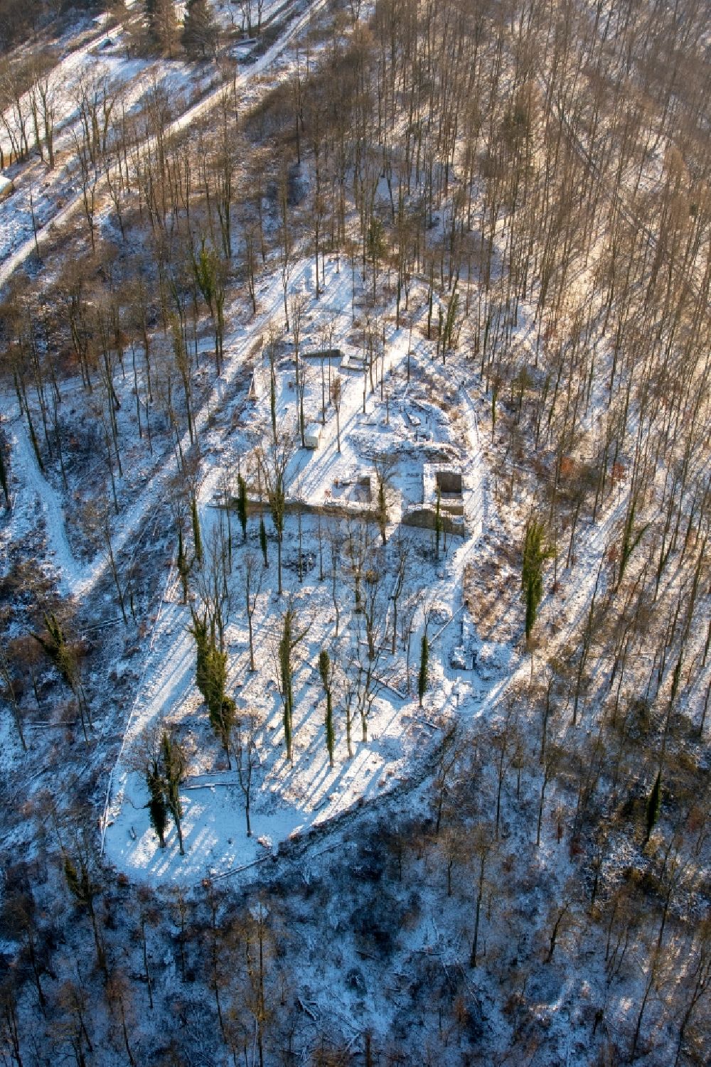 Arnsberg from the bird's eye view: Wintry snowy remains of the ruins of the palace grounds of the former castle in Arnsberg in the state North Rhine-Westphalia