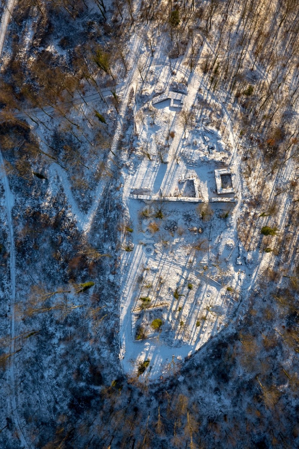 Aerial image Arnsberg - Wintry snowy remains of the ruins of the palace grounds of the former castle in Arnsberg in the state North Rhine-Westphalia