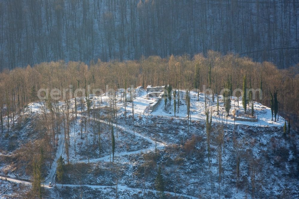 Aerial photograph Arnsberg - Wintry snowy remains of the ruins of the palace grounds of the former castle in Arnsberg in the state North Rhine-Westphalia