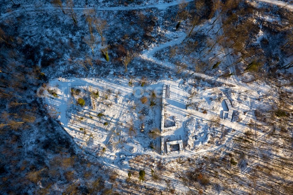 Arnsberg from above - Wintry snowy remains of the ruins of the palace grounds of the former castle in Arnsberg in the state North Rhine-Westphalia