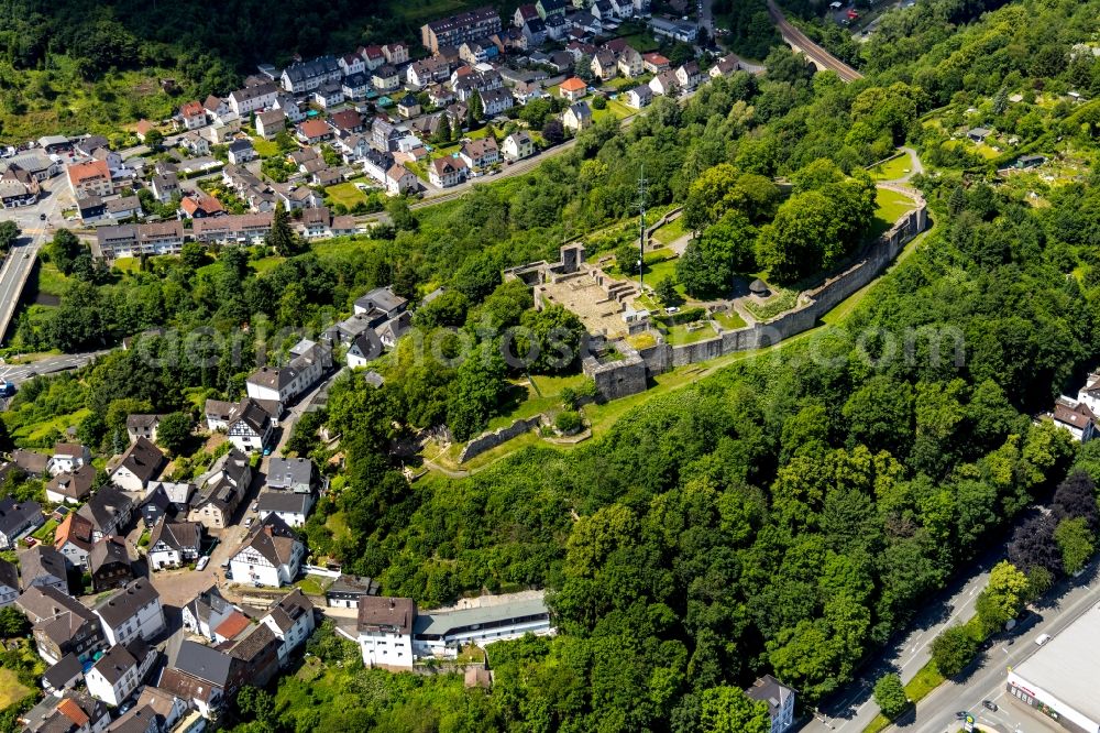 Arnsberg from the bird's eye view: Remains of the ruins of the palace grounds of the former castle in Arnsberg in the state North Rhine-Westphalia