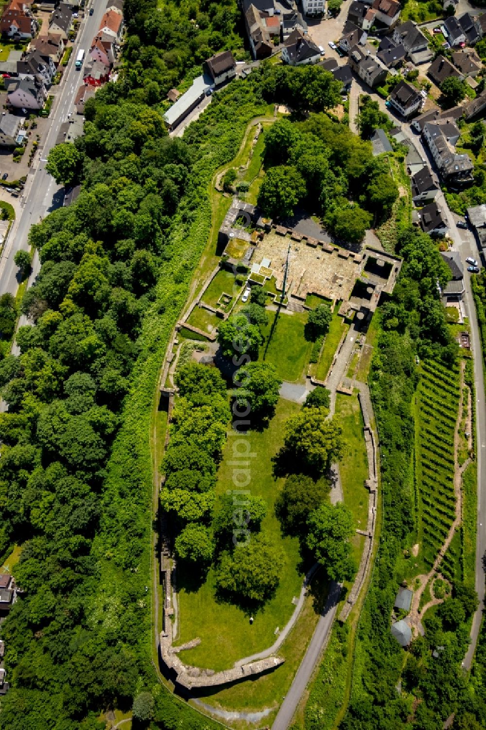 Aerial photograph Arnsberg - Remains of the ruins of the palace grounds of the former castle in Arnsberg in the state North Rhine-Westphalia