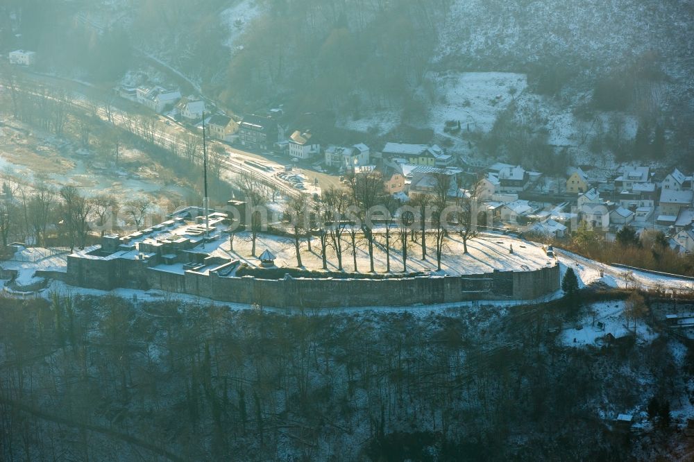 Arnsberg from the bird's eye view: Wintry snowy remains of the ruins of the palace grounds of the former castle in Arnsberg in the state North Rhine-Westphalia