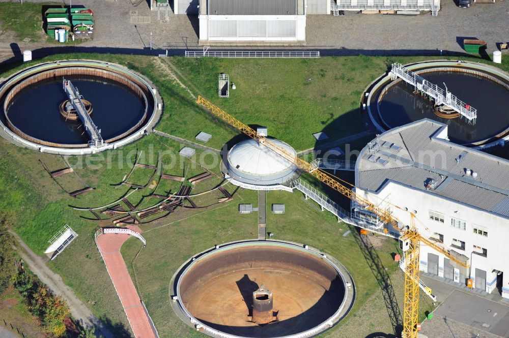 Aerial photograph Berlin - Reparaturarbeiten am Tegeler Klärwerk an einem von drei Retentionsfiltern in Berlin Tegel. Retentionsbodenfilter reinigen verschmutztes Regenwasser von stark befahrenen Straßen und Gewerbeflächen. Repair work at one of three filters in Berlin Tegel. These filters are vor cleaning the rain water from streets and industrial areas.