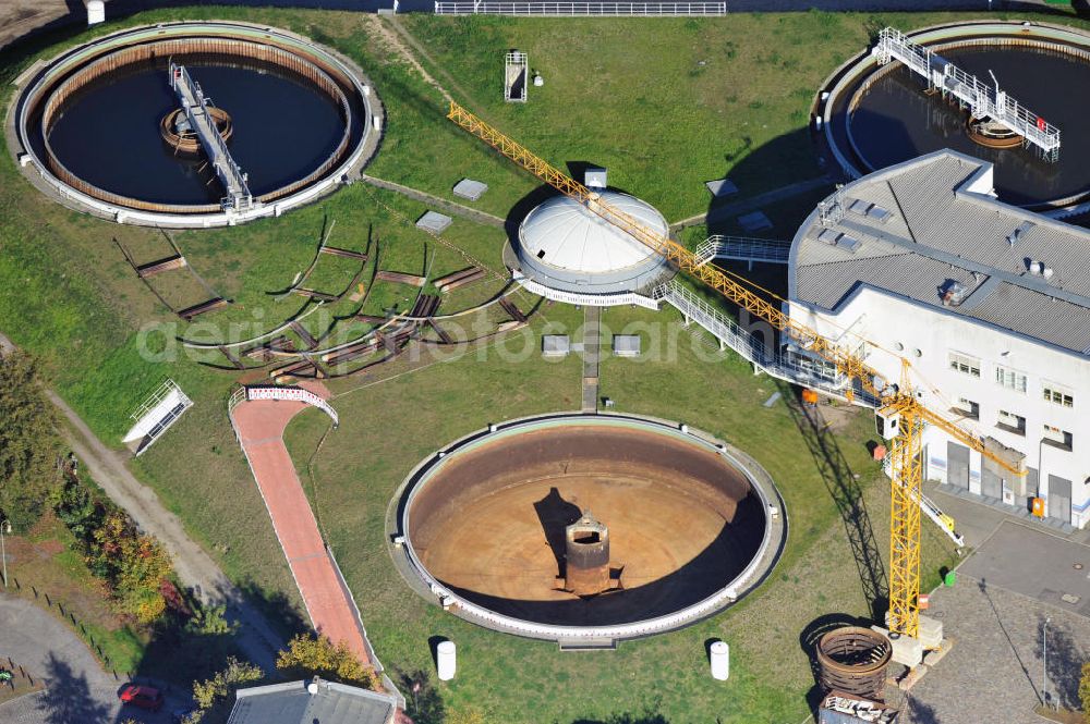 Berlin from above - Reparaturarbeiten am Tegeler Klärwerk an einem von drei Retentionsfiltern in Berlin Tegel. Retentionsbodenfilter reinigen verschmutztes Regenwasser von stark befahrenen Straßen und Gewerbeflächen. Repair work at one of three filters in Berlin Tegel. These filters are vor cleaning the rain water from streets and industrial areas.