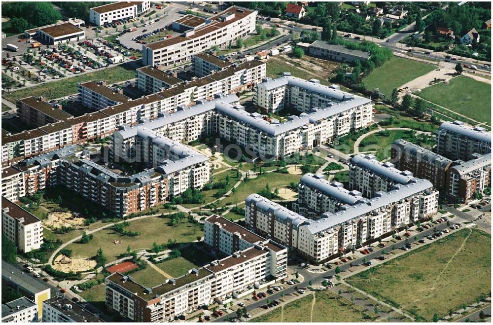 Berlin-Hohenschönhausen from the bird's eye view: Retuschierte Fassung des Wohngebietes Weiße Taube der UG MAX AICHER an der Landsberger Allee in Berlin - Hohenschönhausen.