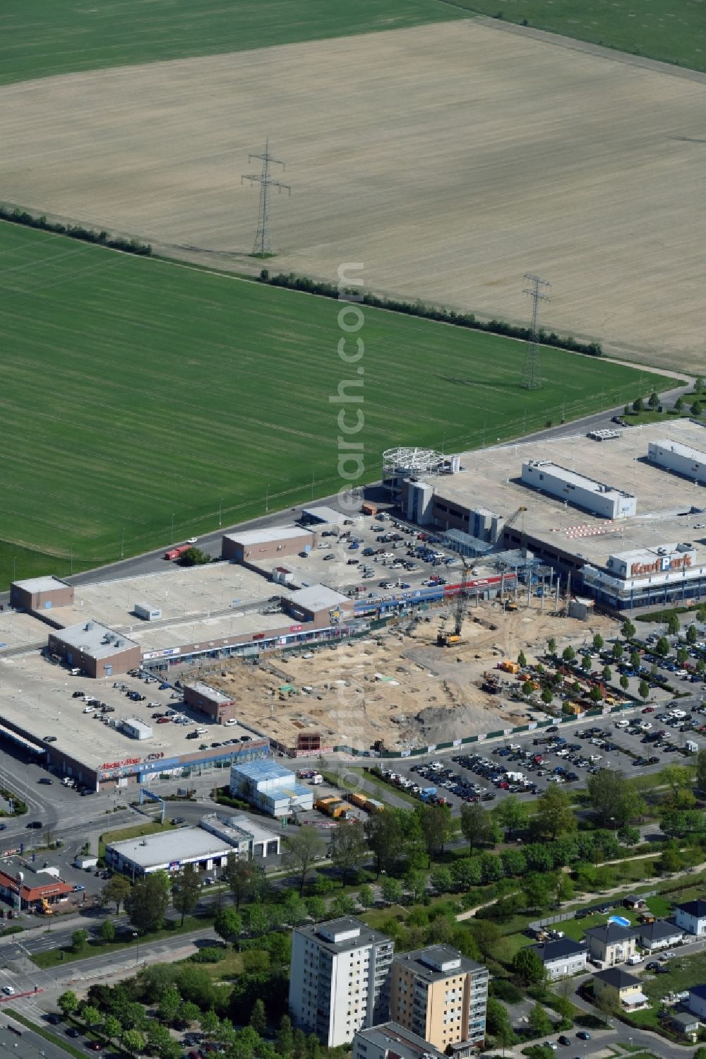 Aerial photograph Ahrensfelde - Revitalization and expansion construction at the building complex of the shopping center KaufPark Eiche der Unibail-Rodamco Germany GmbH in Ahrensfelde in the state Brandenburg