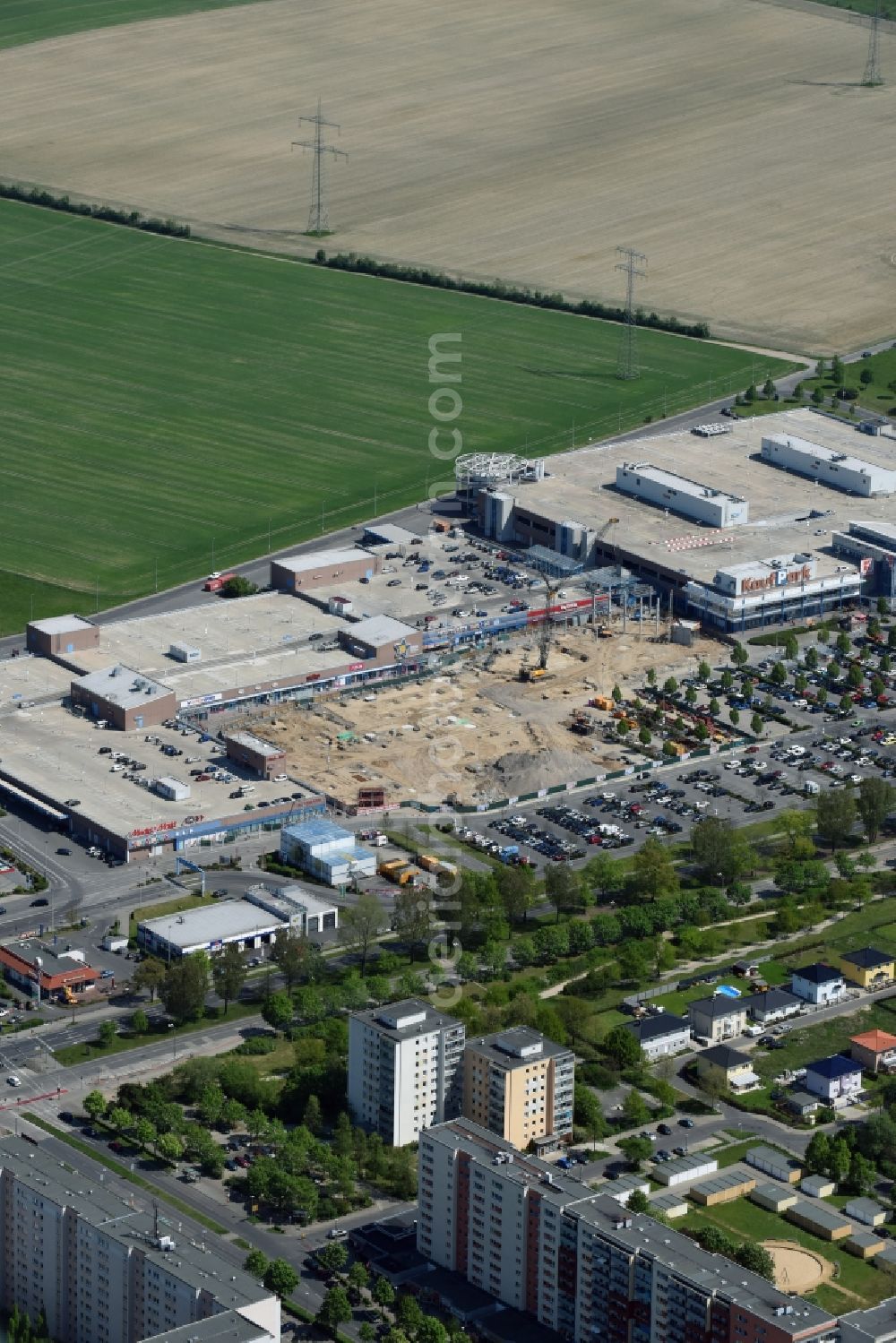 Ahrensfelde from above - Revitalization and expansion construction at the building complex of the shopping center KaufPark Eiche der Unibail-Rodamco Germany GmbH in Ahrensfelde in the state Brandenburg