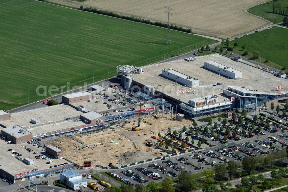 Ahrensfelde from the bird's eye view: Revitalization and expansion construction at the building complex of the shopping center KaufPark Eiche der Unibail-Rodamco Germany GmbH in Ahrensfelde in the state Brandenburg