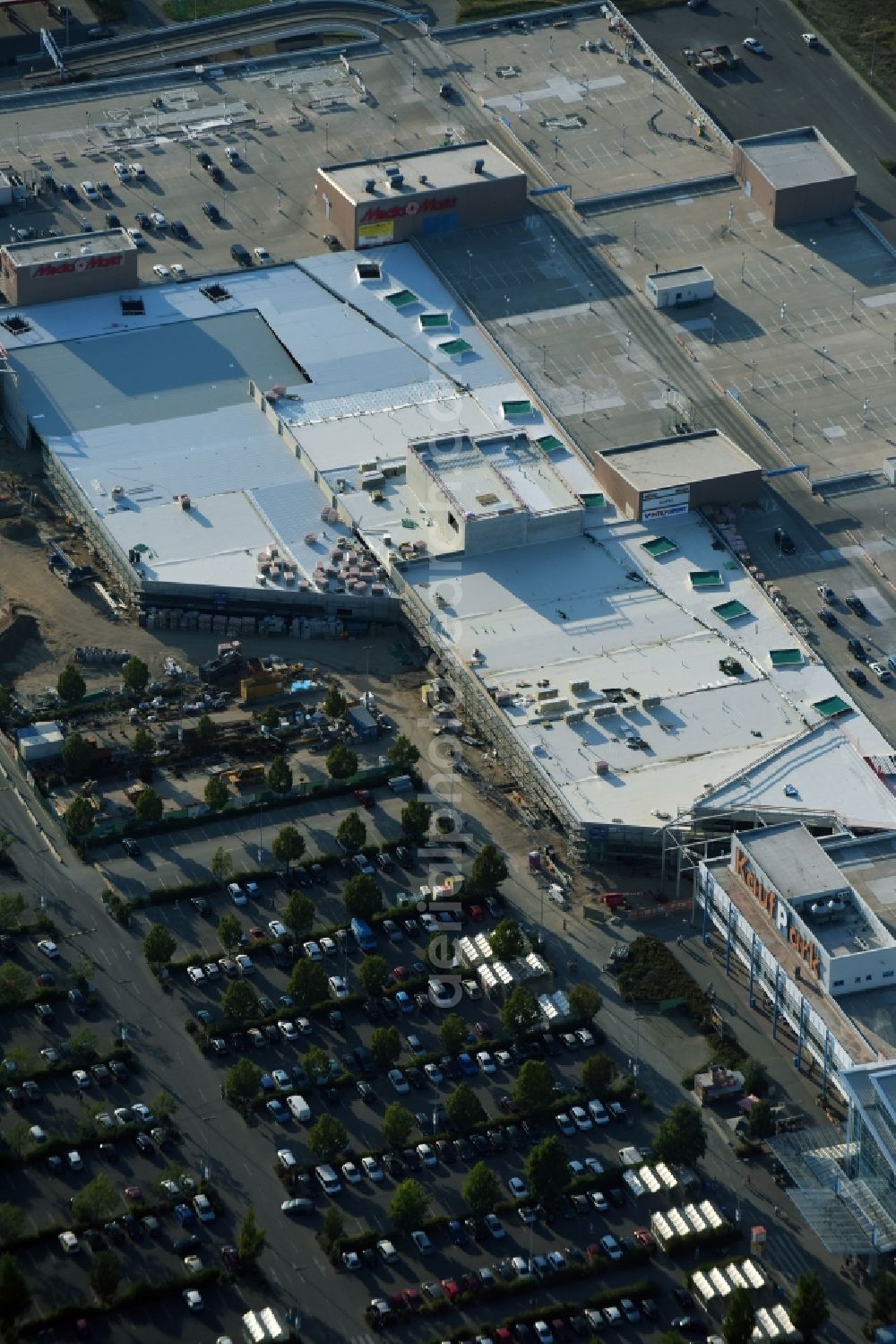 Ahrensfelde from above - Revitalization and expansion construction at the building complex of the shopping center KaufPark Eiche der Unibail-Rodamco Germany GmbH in Ahrensfelde in the state Brandenburg