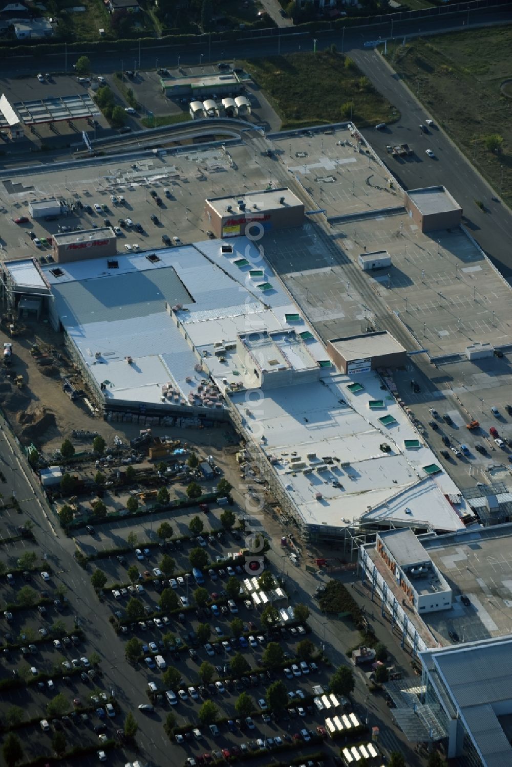 Ahrensfelde from the bird's eye view: Revitalization and expansion construction at the building complex of the shopping center KaufPark Eiche der Unibail-Rodamco Germany GmbH in Ahrensfelde in the state Brandenburg