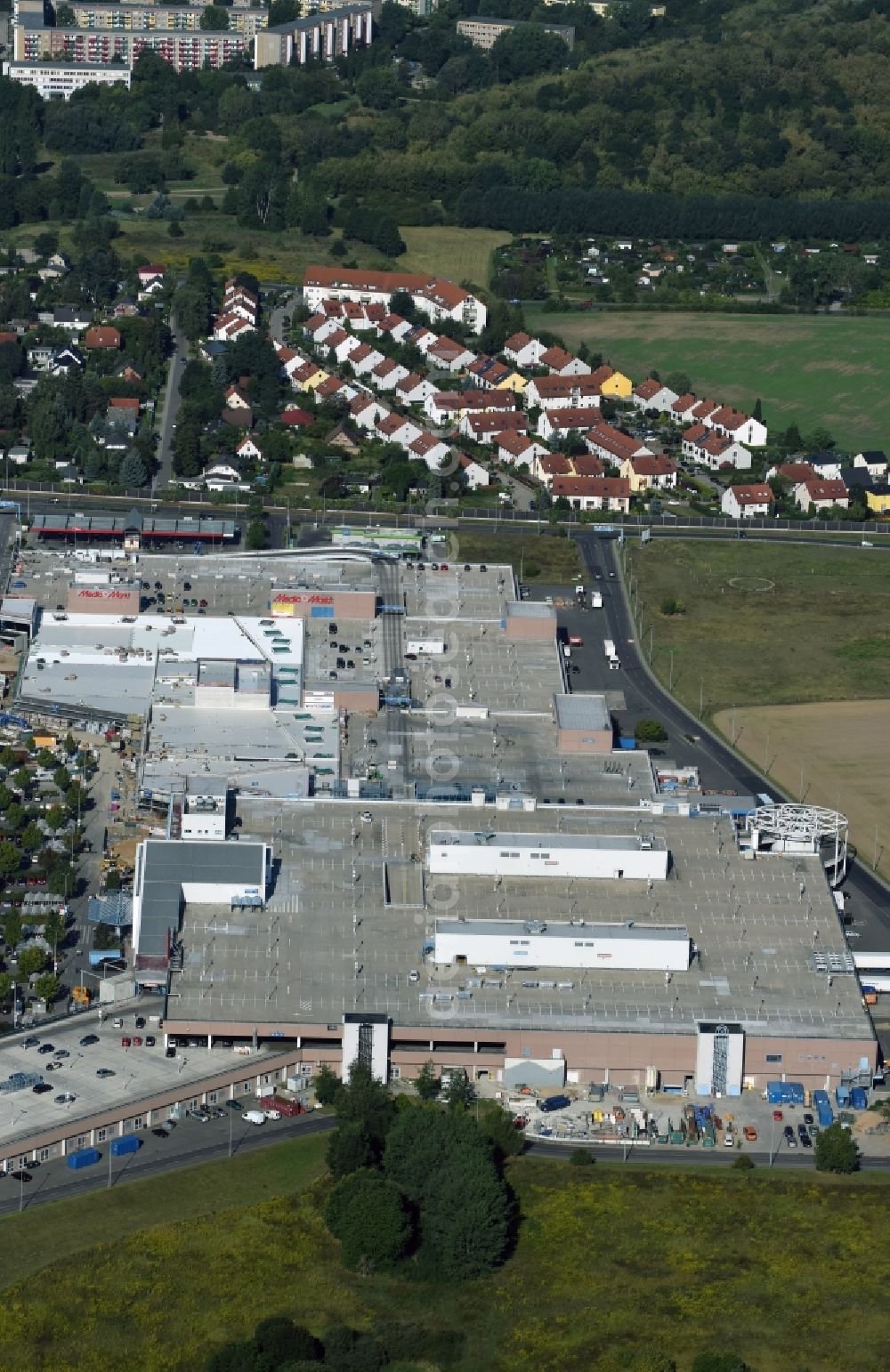 Ahrensfelde from the bird's eye view: Revitalization and expansion construction at the building complex of the shopping center KaufPark Eiche der Unibail-Rodamco Germany GmbH in Ahrensfelde in the state Brandenburg