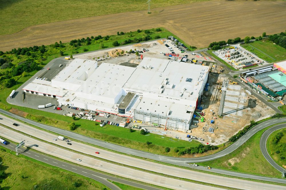 Aerial photograph Fredersdorf-Vogelsdorf - Revitalization and expansion construction site at the building complex Moebel Hoeffner as part of the shopping center Multicenter Vogelsdorf on Frankfurter Chaussee in Fredersdorf-Vogelsdorf in the federal state of Brandenburg, Germany