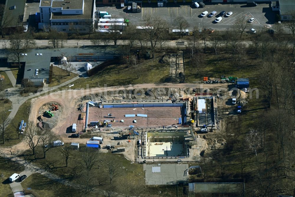 Berlin from the bird's eye view: Construction site for the modernization, renovation and conversion of the swimming pool of the outdoor pool of Sommerbad Wilmersdorf on Forckenbeckstrasse in Berlin, Germany