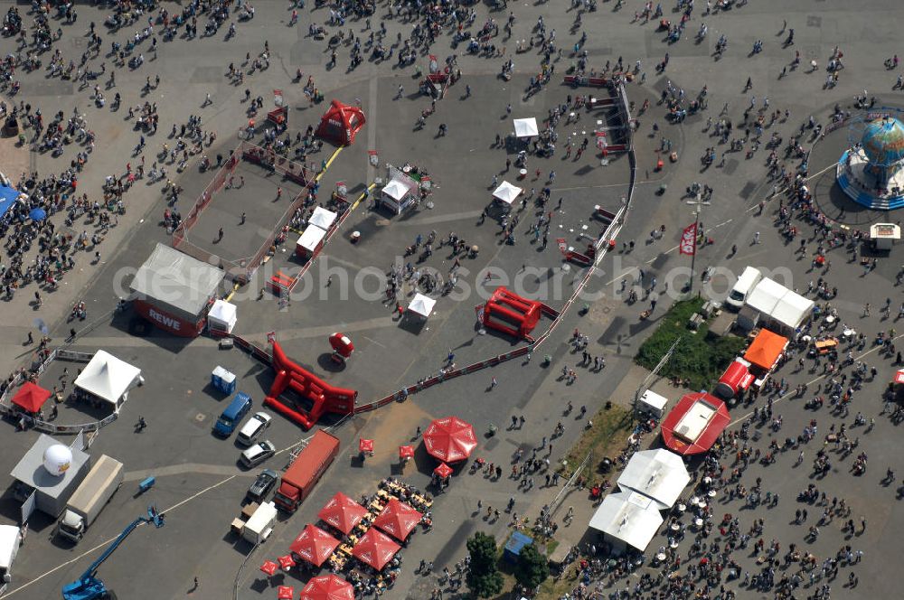 Hamburg from the bird's eye view: REWE Family Das Sommerfest at the field of the Holy Spirit in the St. Pauli quarter