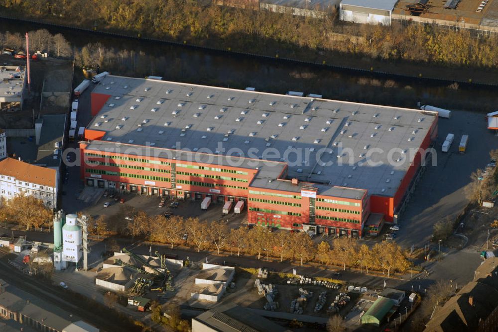 Aerial photograph Berlin - Blick auf das REWE-Logistikzentrum und Frischdienstlager am Teltowkanal in Berlin-Tempelhof. Kontakte: REWE Großverbraucher-Service, REWE-Egemi Lebensmittelvertriebsges. mbH, Saalburgstr. 4, 12099 Berlin, Tel: 030/54010,