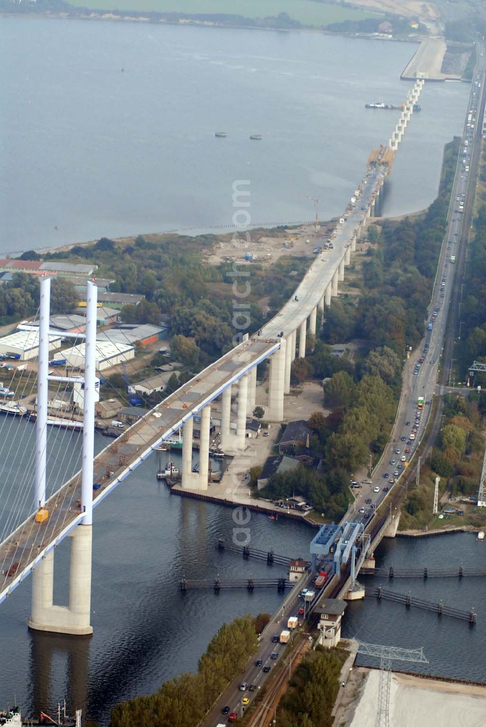 Aerial photograph Stralsund - Blick auf die Strelasundquerung.So wird die heute als feste Verbindung der Insel Rügen zum vorpommerschen Festland bestehende Querung des Strelasundes auf Höhe der Ortschaften Altefähr auf Rügen und der Hanse- und Weltkulturerbestadt Stralsund genannt. Über die erste feste Strelasundquerung, die „Rügendamm“ genannt wird, führen die Bundesstraße 96, eine eingleisige Eisenbahnstrecke und ein kombinierter Fuß- und Radweg.Stralsund 18.10.2006 Blick auf die Strelasundquerung.So wird die heute als feste Verbindung der Insel Rügen zum vorpommerschen Festland bestehende Querung des Strelasundes auf Höhe der Ortschaften Altefähr auf Rügen und der Hanse- und Weltkulturerbestadt Stralsund genannt. Über die erste feste Strelasundquerung, die „Rügendamm“ genannt wird, führen die Bundesstraße 96, eine eingleisige Eisenbahnstrecke und ein kombinierter Fuß- und Radweg.