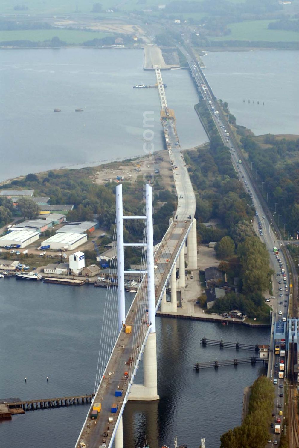 Aerial image Stralsund - Blick auf die Strelasundquerung.So wird die heute als feste Verbindung der Insel Rügen zum vorpommerschen Festland bestehende Querung des Strelasundes auf Höhe der Ortschaften Altefähr auf Rügen und der Hanse- und Weltkulturerbestadt Stralsund genannt. Über die erste feste Strelasundquerung, die „Rügendamm“ genannt wird, führen die Bundesstraße 96, eine eingleisige Eisenbahnstrecke und ein kombinierter Fuß- und Radweg.Stralsund 18.10.2006 Blick auf die Strelasundquerung.So wird die heute als feste Verbindung der Insel Rügen zum vorpommerschen Festland bestehende Querung des Strelasundes auf Höhe der Ortschaften Altefähr auf Rügen und der Hanse- und Weltkulturerbestadt Stralsund genannt. Über die erste feste Strelasundquerung, die „Rügendamm“ genannt wird, führen die Bundesstraße 96, eine eingleisige Eisenbahnstrecke und ein kombinierter Fuß- und Radweg.