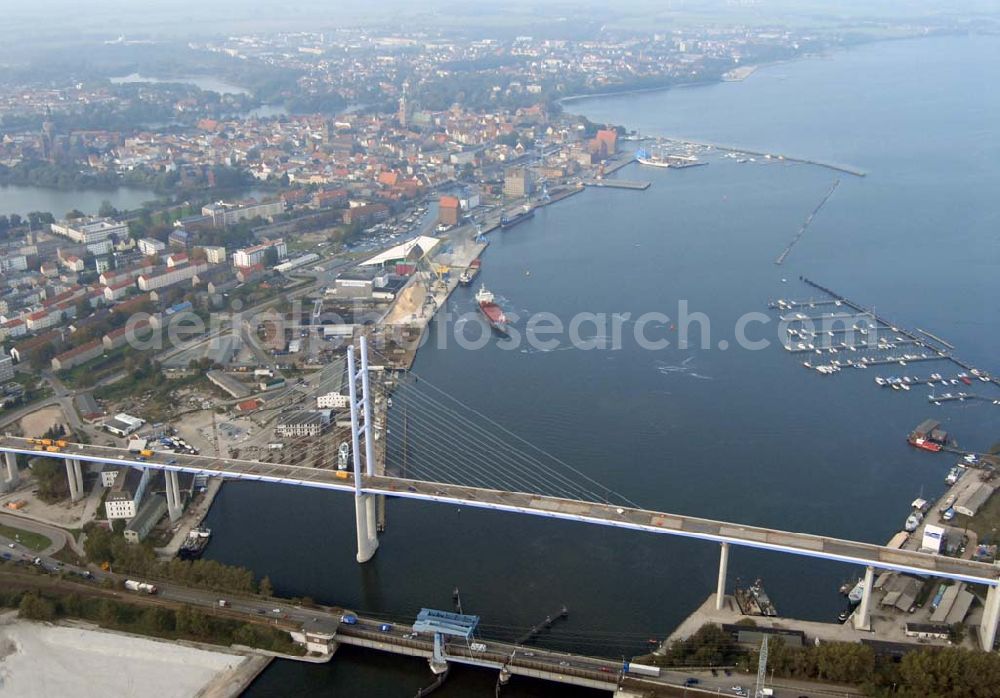 Aerial photograph Stralsund - Blick auf die Strelasundquerung.So wird die heute als feste Verbindung der Insel Rügen zum vorpommerschen Festland bestehende Querung des Strelasundes auf Höhe der Ortschaften Altefähr auf Rügen und der Hanse- und Weltkulturerbestadt Stralsund genannt. Über die erste feste Strelasundquerung, die „Rügendamm“ genannt wird, führen die Bundesstraße 96, eine eingleisige Eisenbahnstrecke und ein kombinierter Fuß- und Radweg.Stralsund 18.10.2006 Blick auf die Strelasundquerung.So wird die heute als feste Verbindung der Insel Rügen zum vorpommerschen Festland bestehende Querung des Strelasundes auf Höhe der Ortschaften Altefähr auf Rügen und der Hanse- und Weltkulturerbestadt Stralsund genannt. Über die erste feste Strelasundquerung, die „Rügendamm“ genannt wird, führen die Bundesstraße 96, eine eingleisige Eisenbahnstrecke und ein kombinierter Fuß- und Radweg.