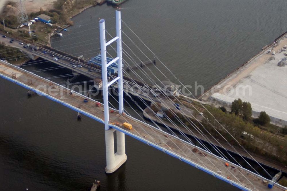 Aerial image Stralsund - Blick auf die Strelasundquerung.So wird die heute als feste Verbindung der Insel Rügen zum vorpommerschen Festland bestehende Querung des Strelasundes auf Höhe der Ortschaften Altefähr auf Rügen und der Hanse- und Weltkulturerbestadt Stralsund genannt. Über die erste feste Strelasundquerung, die „Rügendamm“ genannt wird, führen die Bundesstraße 96, eine eingleisige Eisenbahnstrecke und ein kombinierter Fuß- und Radweg.Stralsund 18.10.2006 Blick auf die Strelasundquerung.So wird die heute als feste Verbindung der Insel Rügen zum vorpommerschen Festland bestehende Querung des Strelasundes auf Höhe der Ortschaften Altefähr auf Rügen und der Hanse- und Weltkulturerbestadt Stralsund genannt. Über die erste feste Strelasundquerung, die „Rügendamm“ genannt wird, führen die Bundesstraße 96, eine eingleisige Eisenbahnstrecke und ein kombinierter Fuß- und Radweg.