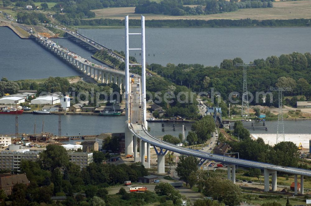 Stralsund from above - Blick auf die Strelasundquerung.So wird die heute als feste Verbindung der Insel Rügen zum vorpommerschen Festland bestehende Querung des Strelasundes auf Höhe der Ortschaften Altefähr auf Rügen und der Hanse- und Weltkulturerbestadt Stralsund genannt. Über die erste feste Strelasundquerung, die „Rügendamm“ genannt wird, führen die Bundesstraße 96, eine eingleisige Eisenbahnstrecke und ein kombinierter Fuß- und Radweg.