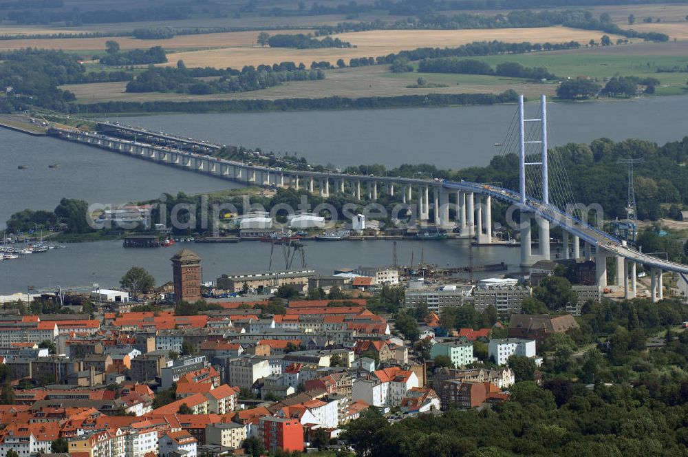 Stralsund from above - Blick auf die Strelasundquerung.So wird die heute als feste Verbindung der Insel Rügen zum vorpommerschen Festland bestehende Querung des Strelasundes auf Höhe der Ortschaften Altefähr auf Rügen und der Hanse- und Weltkulturerbestadt Stralsund genannt. Über die erste feste Strelasundquerung, die „Rügendamm“ genannt wird, führen die Bundesstraße 96, eine eingleisige Eisenbahnstrecke und ein kombinierter Fuß- und Radweg.