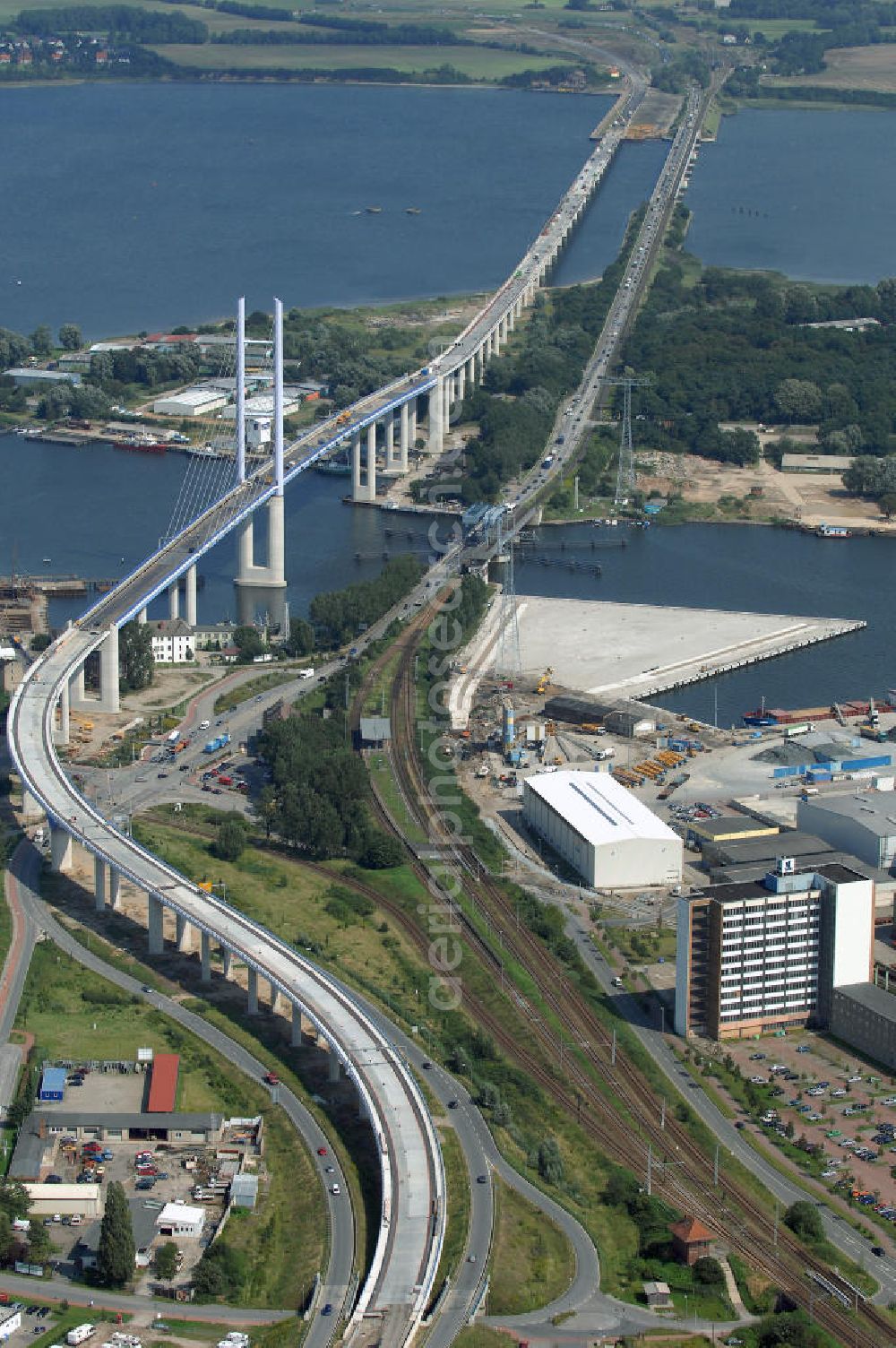 Stralsund from above - Blick auf die Strelasundquerung.So wird die heute als feste Verbindung der Insel Rügen zum vorpommerschen Festland bestehende Querung des Strelasundes auf Höhe der Ortschaften Altefähr auf Rügen und der Hanse- und Weltkulturerbestadt Stralsund genannt. Über die erste feste Strelasundquerung, die „Rügendamm“ genannt wird, führen die Bundesstraße 96, eine eingleisige Eisenbahnstrecke und ein kombinierter Fuß- und Radweg.