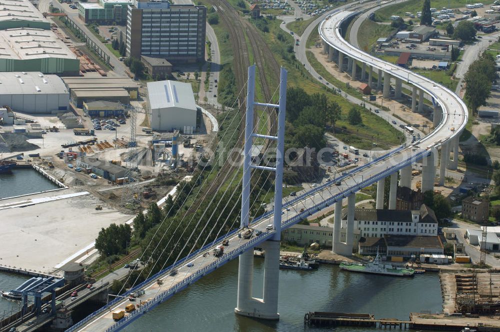 Stralsund from above - Blick auf die Strelasundquerung.So wird die heute als feste Verbindung der Insel Rügen zum vorpommerschen Festland bestehende Querung des Strelasundes auf Höhe der Ortschaften Altefähr auf Rügen und der Hanse- und Weltkulturerbestadt Stralsund genannt. Über die erste feste Strelasundquerung, die „Rügendamm“ genannt wird, führen die Bundesstraße 96, eine eingleisige Eisenbahnstrecke und ein kombinierter Fuß- und Radweg.