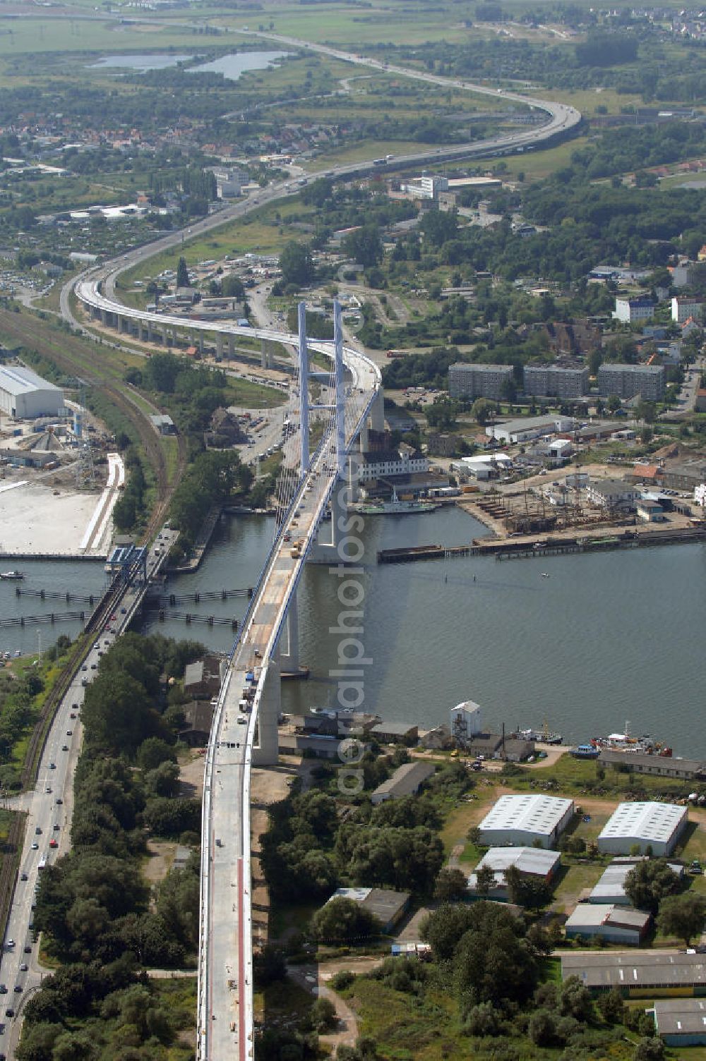 Aerial image Stralsund - Blick auf die Strelasundquerung.So wird die heute als feste Verbindung der Insel Rügen zum vorpommerschen Festland bestehende Querung des Strelasundes auf Höhe der Ortschaften Altefähr auf Rügen und der Hanse- und Weltkulturerbestadt Stralsund genannt. Über die erste feste Strelasundquerung, die „Rügendamm“ genannt wird, führen die Bundesstraße 96, eine eingleisige Eisenbahnstrecke und ein kombinierter Fuß- und Radweg.