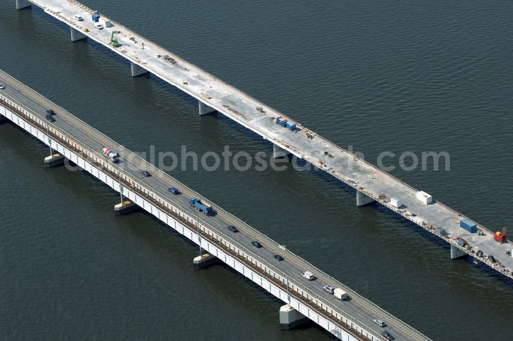 Stralsund from above - Blick auf die Strelasundquerung.So wird die heute als feste Verbindung der Insel Rügen zum vorpommerschen Festland bestehende Querung des Strelasundes auf Höhe der Ortschaften Altefähr auf Rügen und der Hanse- und Weltkulturerbestadt Stralsund genannt. Über die erste feste Strelasundquerung, die „Rügendamm“ genannt wird, führen die Bundesstraße 96, eine eingleisige Eisenbahnstrecke und ein kombinierter Fuß- und Radweg.