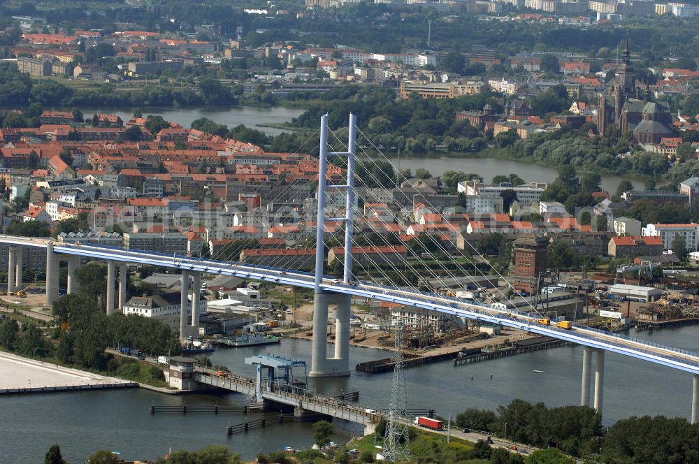 Stralsund from above - Blick auf die Strelasundquerung.So wird die heute als feste Verbindung der Insel Rügen zum vorpommerschen Festland bestehende Querung des Strelasundes auf Höhe der Ortschaften Altefähr auf Rügen und der Hanse- und Weltkulturerbestadt Stralsund genannt. Über die erste feste Strelasundquerung, die „Rügendamm“ genannt wird, führen die Bundesstraße 96, eine eingleisige Eisenbahnstrecke und ein kombinierter Fuß- und Radweg.