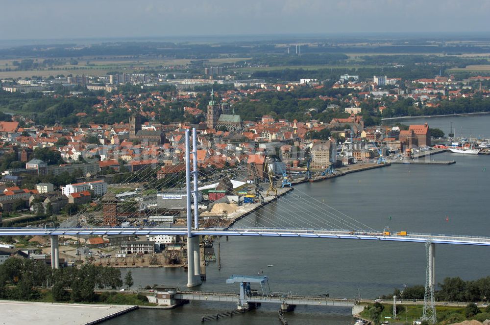 Aerial photograph Stralsund - Blick auf die Strelasundquerung.So wird die heute als feste Verbindung der Insel Rügen zum vorpommerschen Festland bestehende Querung des Strelasundes auf Höhe der Ortschaften Altefähr auf Rügen und der Hanse- und Weltkulturerbestadt Stralsund genannt. Über die erste feste Strelasundquerung, die „Rügendamm“ genannt wird, führen die Bundesstraße 96, eine eingleisige Eisenbahnstrecke und ein kombinierter Fuß- und Radweg.