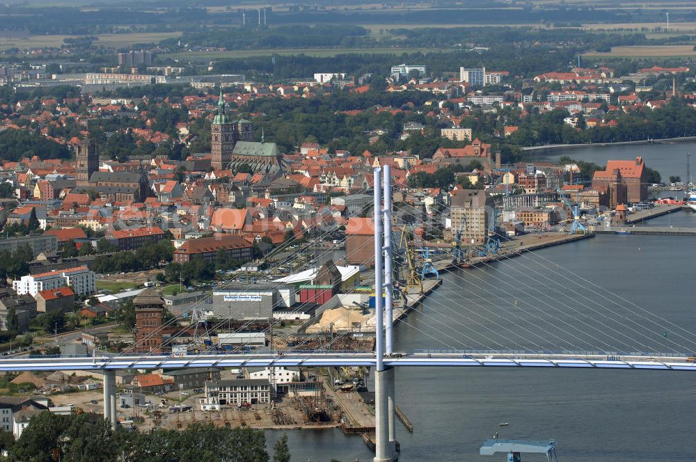 Stralsund from above - Blick auf die Strelasundquerung.So wird die heute als feste Verbindung der Insel Rügen zum vorpommerschen Festland bestehende Querung des Strelasundes auf Höhe der Ortschaften Altefähr auf Rügen und der Hanse- und Weltkulturerbestadt Stralsund genannt. Über die erste feste Strelasundquerung, die „Rügendamm“ genannt wird, führen die Bundesstraße 96, eine eingleisige Eisenbahnstrecke und ein kombinierter Fuß- und Radweg.