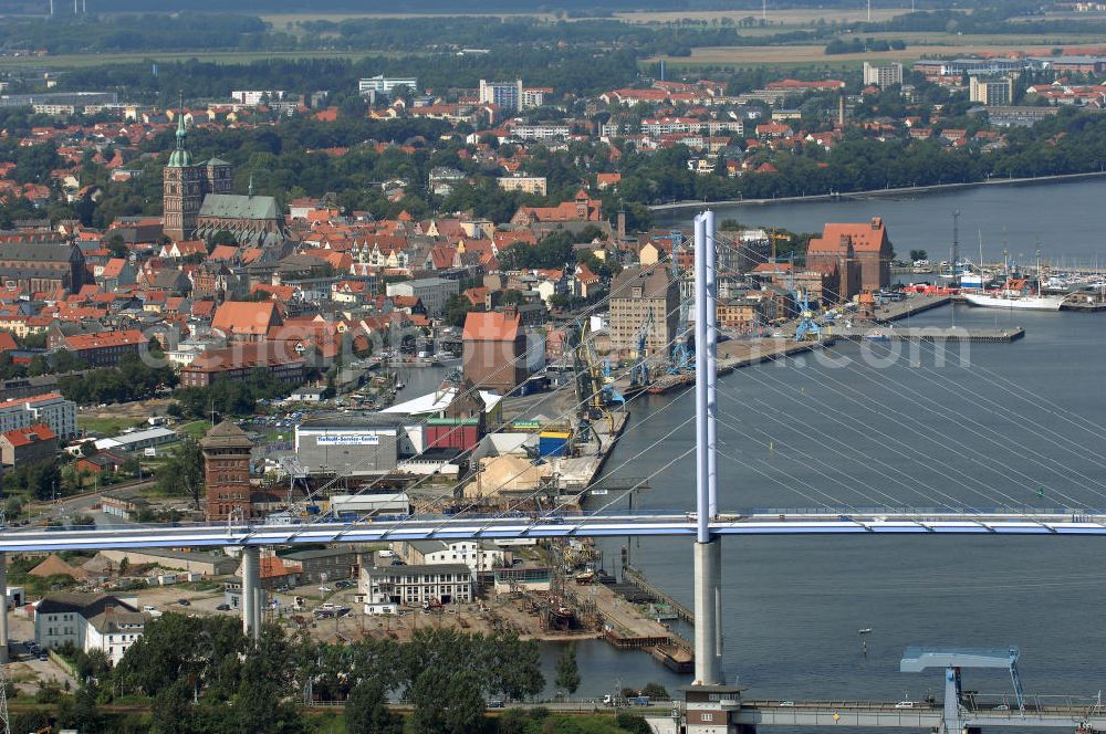 Stralsund from the bird's eye view: Blick auf die Strelasundquerung.So wird die heute als feste Verbindung der Insel Rügen zum vorpommerschen Festland bestehende Querung des Strelasundes auf Höhe der Ortschaften Altefähr auf Rügen und der Hanse- und Weltkulturerbestadt Stralsund genannt. Über die erste feste Strelasundquerung, die „Rügendamm“ genannt wird, führen die Bundesstraße 96, eine eingleisige Eisenbahnstrecke und ein kombinierter Fuß- und Radweg.