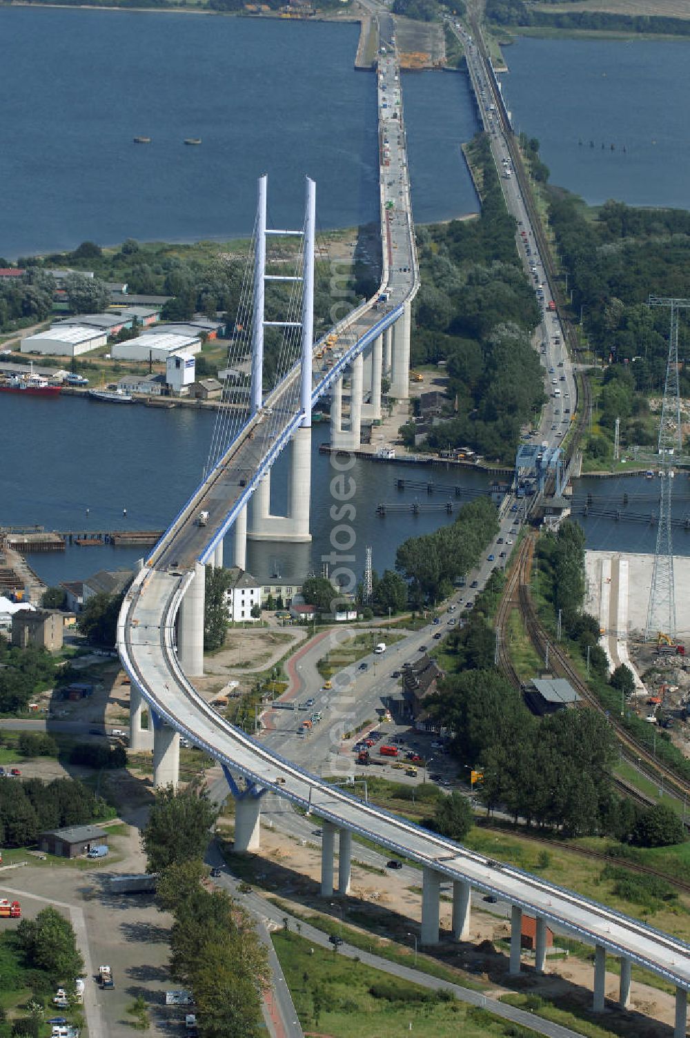 Aerial photograph Stralsund - Blick auf die Strelasundquerung.So wird die heute als feste Verbindung der Insel Rügen zum vorpommerschen Festland bestehende Querung des Strelasundes auf Höhe der Ortschaften Altefähr auf Rügen und der Hanse- und Weltkulturerbestadt Stralsund genannt. Über die erste feste Strelasundquerung, die „Rügendamm“ genannt wird, führen die Bundesstraße 96, eine eingleisige Eisenbahnstrecke und ein kombinierter Fuß- und Radweg.