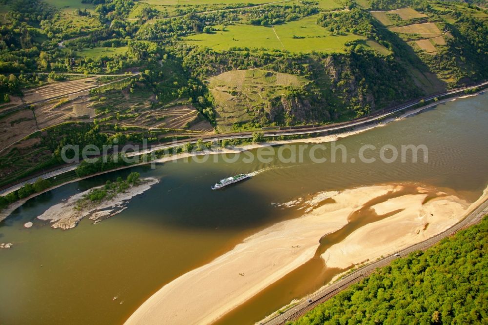 Oberwesel from the bird's eye view: View of the Rhine near Oberwesel in the state of Rhineland-Palatinate