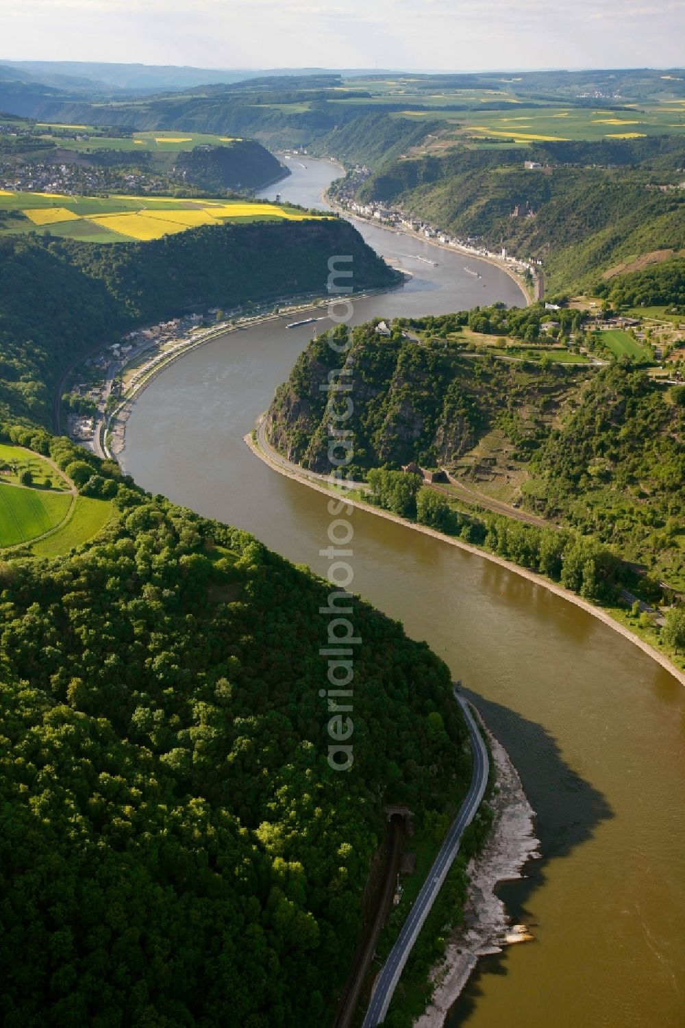 Aerial photograph Urbar - View of the Rhine near Urbar in the state of Rhineland-Palatinate