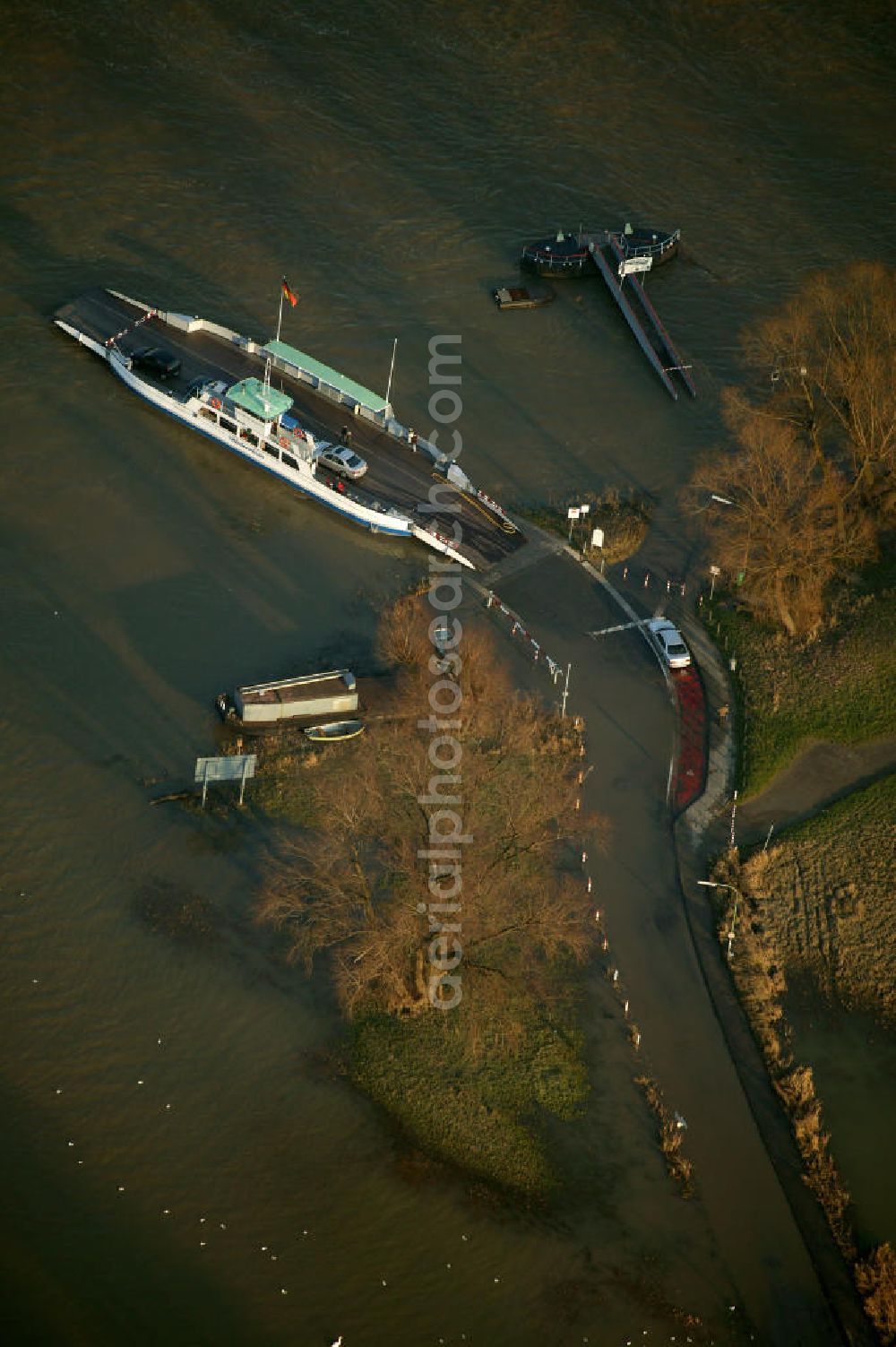 Dormagen from the bird's eye view: Blick auf eine Rheinfähre bei Hochwasser.