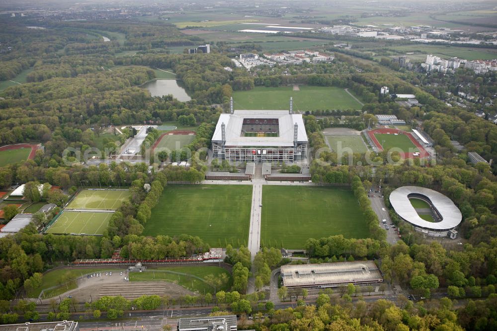 Köln from above - Blick auf das Rhein Energie Stadion, die Heimspielstätte des 1. FC Köln im Stadtteil Müngersdorf. Sein Vorläufer war das an gleicher Stelle erbaute Müngersdorfer Stadion. Durch einen Sponsorenvertrag trägt das Stadion derzeit den Namen des Kölner Energieversorgers RheinEnergie. The RheinEnergieStadion is a football stadium in the district of Cologne Mungersdorf. It is the home ground of the football club 1. FC Koeln.